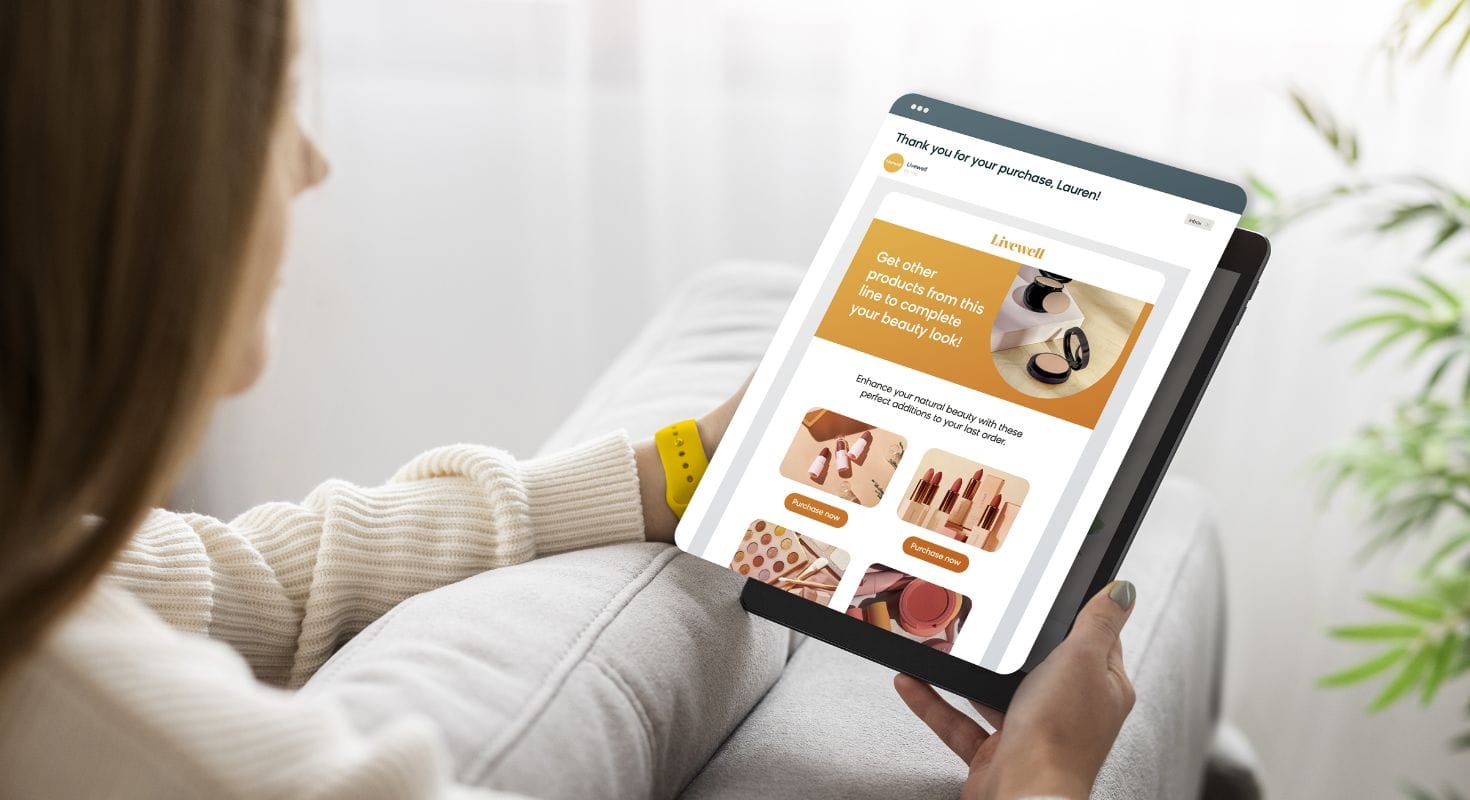 Un client reçoit un e-mail de remerciement personnalisé après avoir effectué un achat auprès d'une marque d'e-commerce.