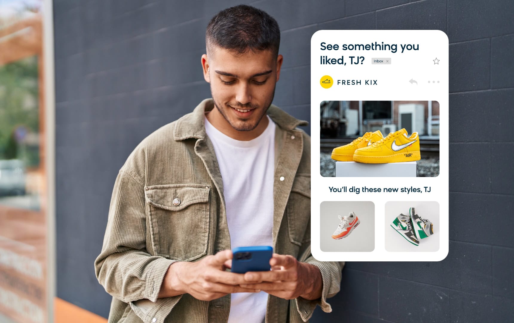 Un client recevant un e-mail personnalisé contenant des recommandations de produits pilotées par l'IA.