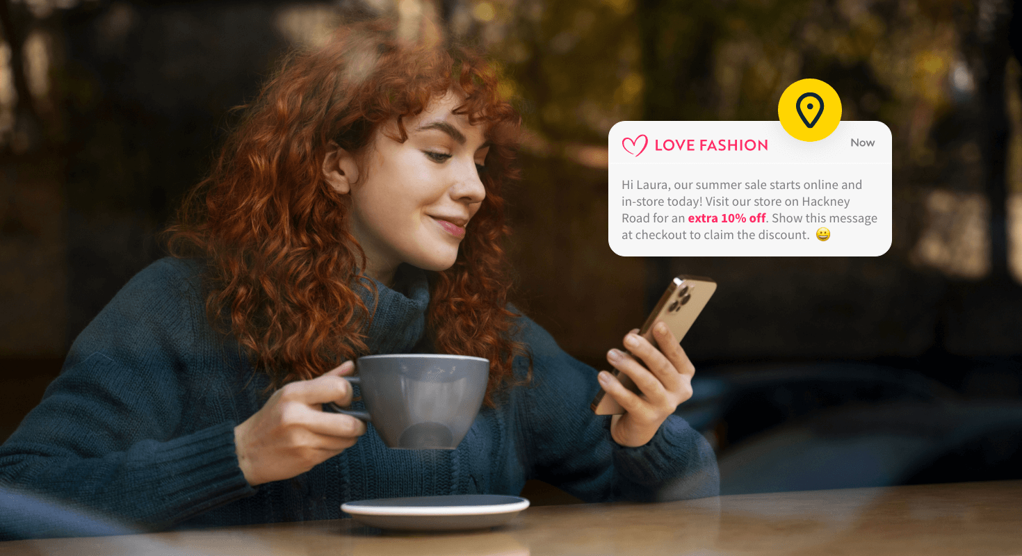 Femme recevant une notification push géolocalisée sur son smartphone